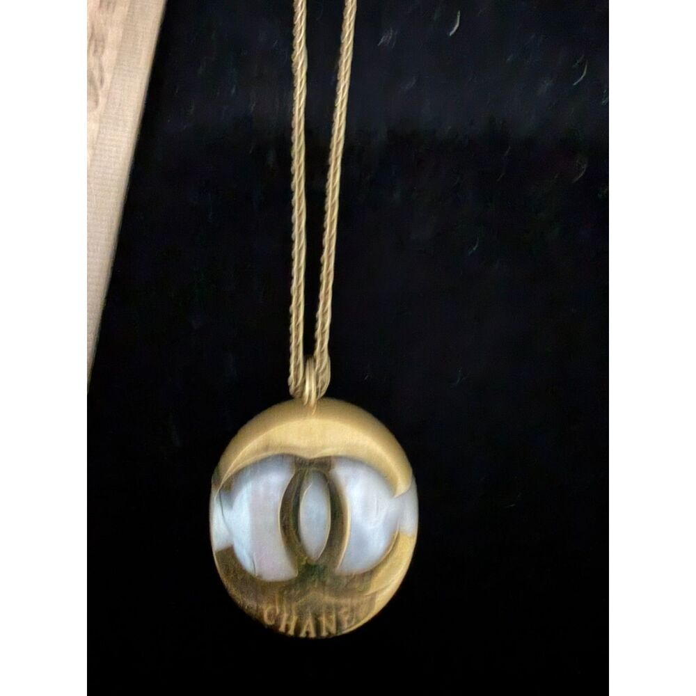 Channel symbol over mother of pearl inlay pendant on gold toned chain - Picture 3 of 10